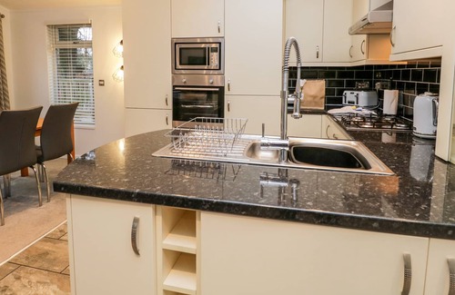 Windermere Cabin | BROOK LODGE, family friendly, with a garden in Bowness-On-Windermere