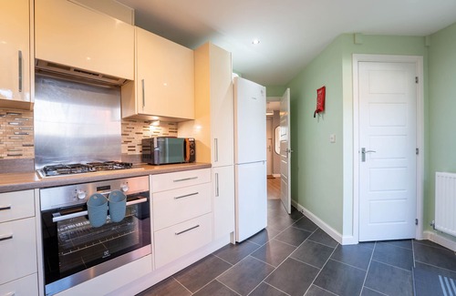 Horley House | Brookfield | 4BR House | Private Garden & Parking