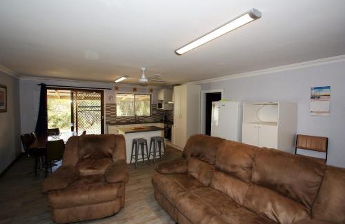 Guilderton House | Brooklands - Budget Beach Shack Style Accomodation