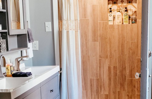 Capital View House | Brooks Solar House with Backyard Spa Oasis