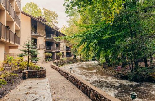 Gatlinburg Hotel | Brookside Lodge - Gatlinburg - On the River