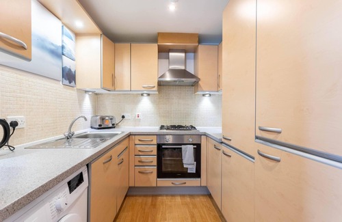 Glasgow Apartment | Broompark Apartment with free parking