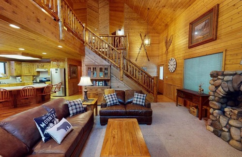 Island Park Cabin | Brown Bear Cabin*Private HotTub, 5Br, Sleeps 14, Wifi