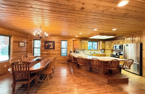 Island Park Cabin | Brown Bear Cabin*Private HotTub, 5Br, Sleeps 14, Wifi