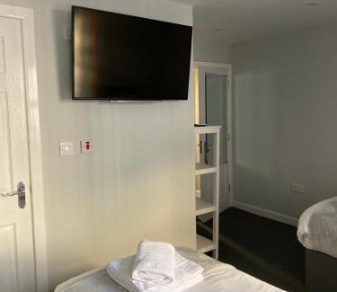 Liverpool City Centre Hotel | Brownlows Inn Rooms formerly Riley's Rooms