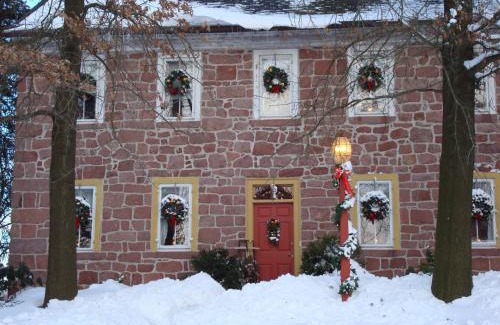 Reinholds Bed & Breakfast | Brownstone Colonial Inn