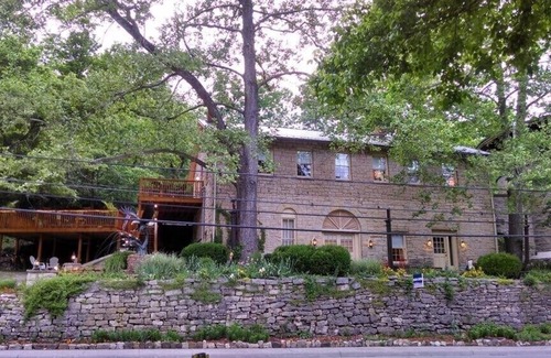 Eureka Springs Apartment | Brownstone Garden Suite Flat walk to Downtown