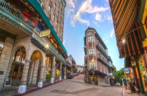 Eureka Springs Apartment | Brownstone Garden Suite Flat walk to Downtown