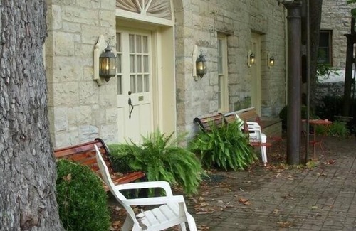 Eureka Springs Apartment | Brownstone Garden Suite Flat walk to Downtown