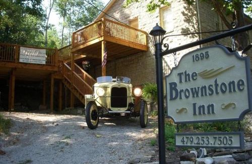 Eureka Springs Historic District Apartment | Brownstone Garden Suite Flat walk to Downtown