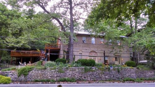 Eureka Springs Historic District Apartment | Brownstone Garden Suite Flat walk to Downtown