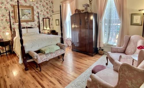 Eureka Springs Historic District Apartment | Brownstone Garden Suite Flat walk to Downtown