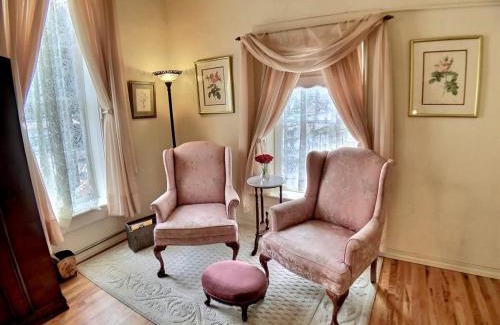 Eureka Springs Historic District Apartment | Brownstone Garden Suite Flat walk to Downtown