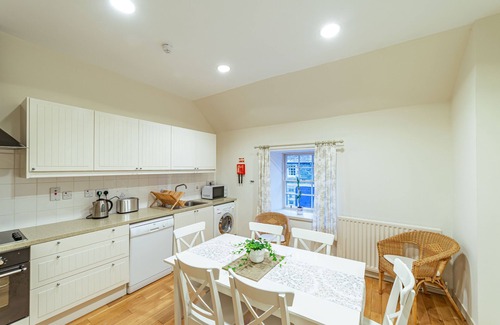Newton Stewart Cottage | Bruce Apartment - an apartment that sleeps 5 guests in 4 bedrooms