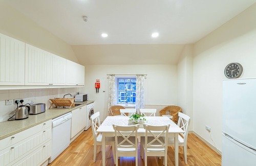 Newton Stewart Cottage | Bruce Apartment - an apartment that sleeps 5 guests in 4 bedrooms