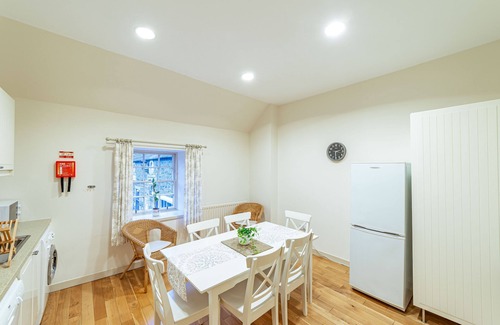 Newton Stewart Cottage | Bruce Apartment - an apartment that sleeps 5 guests in 4 bedrooms
