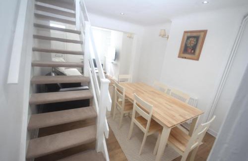 Reading Apartment | Brunswick Cottage