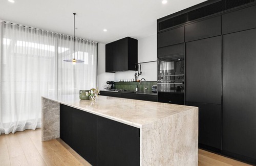 Brunswick Apartment | Brunswick's Best - Modern Oasis