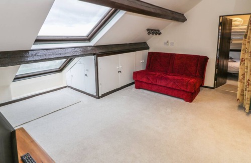 Caernarfon Cottage | BRYN AWELON, pet friendly, character holiday cottage in Caernarfon