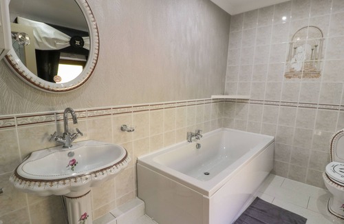 Penrhyndeudraeth Cottage | BRYN BERTHEN, pet friendly, with a garden in Penrhyndeudraeth