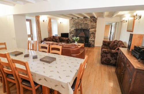 Pentre-Foelas House | Bryn Dedwydd Farmhouse
