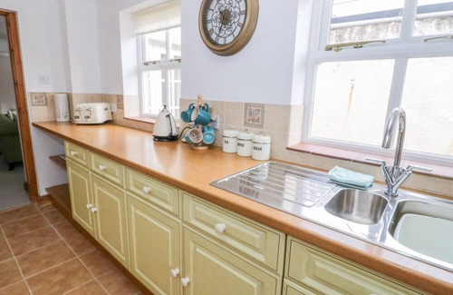 Beaumaris Cottage | BRYN HAF, NEW STREET, family friendly, with open fire in Beaumaris