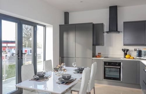 Bont Newydd Cottage | BRYN MIN MANTON APARTMENT, pet friendly, with a garden in Caernarfon
