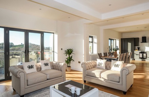 Bont Newydd Cottage | BRYN MIN MANTON PENTHOUSE, pet friendly, with hot tub in Caernarfon