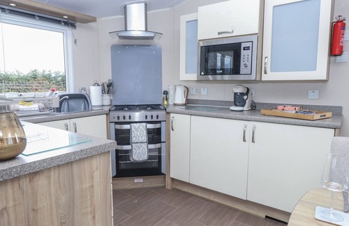 Garn Fadryn Cottage | BRYNCRIN, family friendly, with hot tub in Morfa Nefyn
