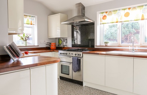 Trearddur Bay Cottage | BRYNGWYN - TREARDDUR BAY, pet friendly, with hot tub in Trearddur Bay