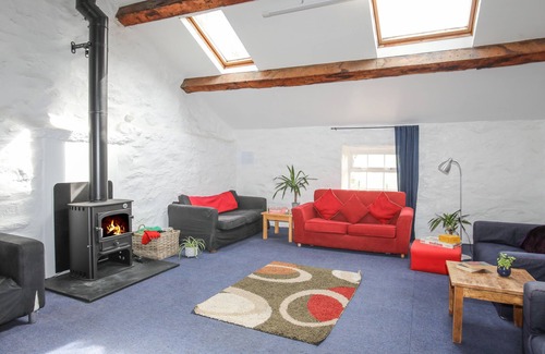 Garndolbenmaen House | BRYNKIR COACH HOUSE, pet friendly, with open fire in Porthmadog