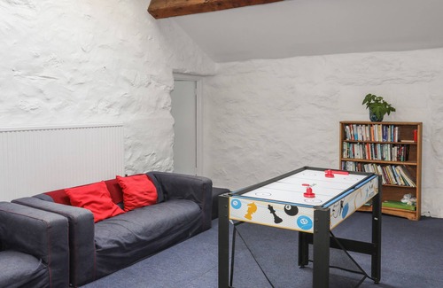 Garndolbenmaen House | BRYNKIR COACH HOUSE, pet friendly, with open fire in Porthmadog