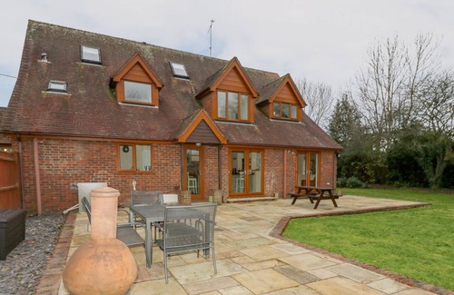 New Forest District Cottage | BRYONY COTTAGE, pet friendly, with open fire in Fordingbridge