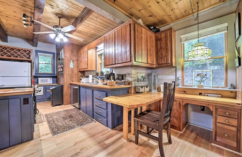 Bryson City Cabin | Bryson City Cabin w/Hot Tub ~ 10 Mi to Dtwn!