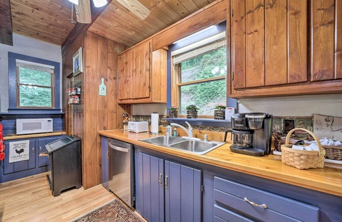 Bryson City Cabin | Bryson City Cabin w/Hot Tub ~ 10 Mi to Dtwn!
