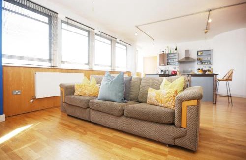 Saint Paul's Apartment | BS2 Lofts Apartment by N And N Stays Ltd, Great location Close to Cabot Circus, Centre and Hospital, perfect for workers, NHS and Contractors, Private Parking Avaialable