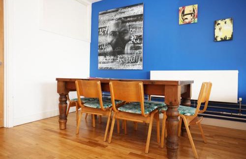 Saint Paul's Apartment | BS2 Lofts Apartment by N And N Stays Ltd, Great location Close to Cabot Circus, Centre and Hospital, perfect for workers, NHS and Contractors, Private Parking Avaialable