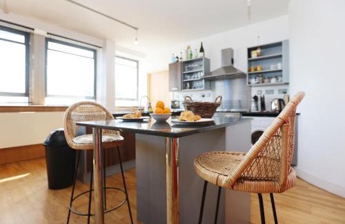 Saint Paul's Apartment | BS2 Lofts Apartment by N And N Stays Ltd, Great location Close to Cabot Circus, Centre and Hospital, perfect for workers, NHS and Contractors, Private Parking Avaialable