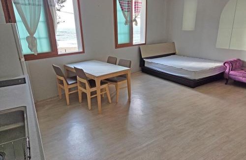 Byeonsan House | Buan Floor Pension