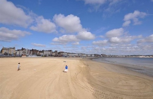 Weymouth Cottage | BUCCANEER COTTAGE, pet friendly in Brewers Quay Harbour