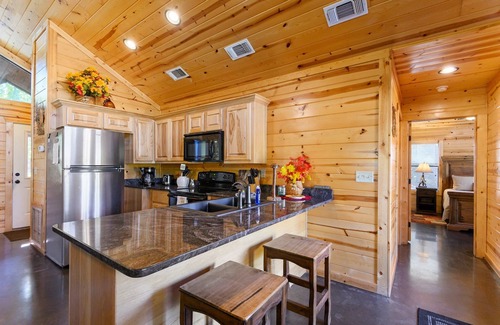 Hochatown Cabin | Buck-Eye Hollow 2 bedroom, 2 bath, fire pit, hot tub!
