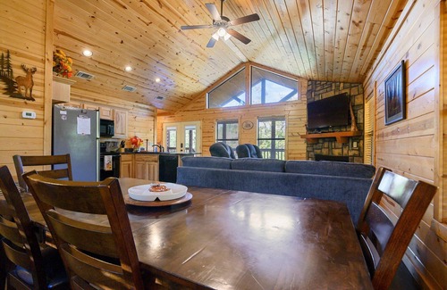 Hochatown Cabin | Buck-Eye Hollow 2 bedroom, 2 bath, fire pit, hot tub!