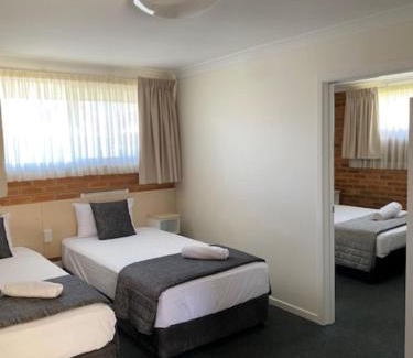 Warwick Hotel | Buckaroo Motor Inn