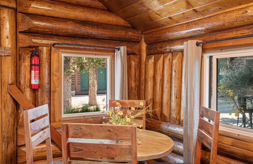 West Yellowstone Cabin | Bucking Moose Elk Cabin (C)~ Downtown West Yellowstone