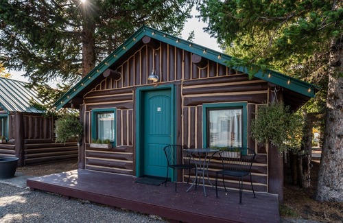 West Yellowstone Cabin | Bucking Moose Elk Cabin (C)~ Downtown West Yellowstone