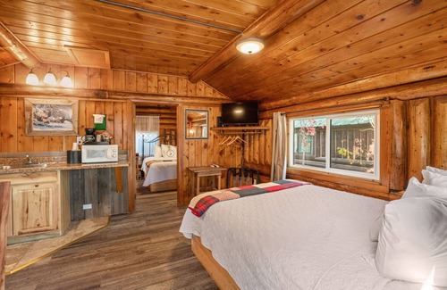 West Yellowstone Cabin | Bucking Moose Elk Cabin (C)~ Downtown West Yellowstone