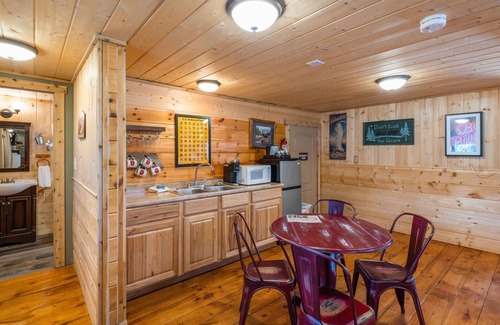 West Yellowstone Hotel | Bucking Moose Wolf Suite