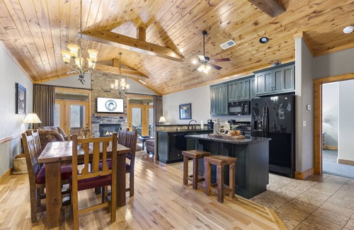 Branson House | Bud's Fishing Lodge 🎣 Pool 💦 Private Hot Tub 💦 Fire Pit 🔥 Lake Access🌲