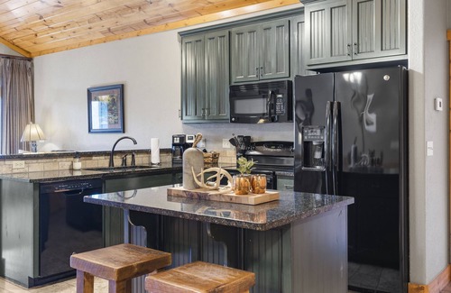 Branson House | Bud's Fishing Lodge 🎣 Pool 💦 Private Hot Tub 💦 Fire Pit 🔥 Lake Access🌲
