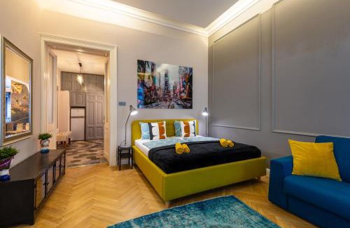Erzsebetvaros Apartment | Budapest Holidays Courtyard